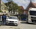 Bild: Petra Hartl
Wenn Falschparker wie hier in der Sulzbacher Altstadt Gehwege blockieren, müssen Fußgänger, in diesem Fall Schulkinder, sich links vorbeizwängen. Auf die Straße auszuweichen, ist keine Gute Idee: Dort ist teils auch Schwerlastverkehr unterwegs.