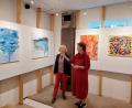 Bild: kst
Susanne Kempf (rechts) bei der Vernissage im Gespräch mit Kuratorin Ronja Storch vom Fichtelgebirgsmuseum vor ihren Bildern „Der Mai ist gekommen“, „Freiz(h)eit“, „Schwungbremse“ und „Angemahnt / ermahnt“ (von links).