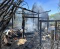 Bild: Gustl Beer
Glücklicherweise gelang es der Feuerwehr, zwei Gasflaschen soweit zu kühlen, dass sie inmitten der Flammen auf einem Weidener Gartengrundstück nicht explodierten.