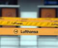 Bild: picture alliance/dpa/Symbolbild
Der Schriftzug Lufthansa ist vor leeren Lufthansa-Ticketschaltern auf dem Flughafen zu lesen.