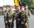 Bild: Klaus Högl
Händeschütteln nach dem Übergabeappell in der Schweppermannkaserne in Kümmersbruck (vorne von links): Oberstleutnant Sebastian Erbe, Oberst der Reserve Carsten Hardt und der neue Kommandeur Oberstleutnant Martin Hillebrand.