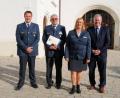 Bild: Christine Hollederer/exb
Walter Schuster (Zweiter von links) ist seit 25 Jahren beim THW aktiv. Das staatliche Ehrenzeichen in Silber überreichten Harald Enßner, Petra Gärtner und Landrat Richard Reisinger (von links).