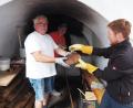 Bild: krb
Zum Bürgerfest am Samstag, 16. Juli, wird der Backofen in der Schiffgasse angeheizt. Die Bürgerwehr verkauft Holzofenbrot.