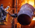 Bild: Jens Büttner/dpa-Zentralbild/dpa
Arbeiter gießen flüssiges Eisen mit einer Temperatur von 1.400 Grad in der Eisengießerei Torgelow in vorbereitete Formen.