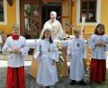 Bild: exb/Talina Winter
Die Kommunionkinder Lena Neumann und Lukas Gleißner zusammen mit H.H. Pfarrer Adam Nieciecki und den Ministranten Luisa und Lukas Pressl.