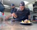 Bild: jus
Küchenchef Thomas Angerer (rechts) und Koch Peter Münch bei der Arbeit in der Küche der Gaststätte "Duslbauer".