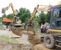 Bild: Josef Böhm
Bis zum Dorfrand wird der Kanal zur Aufnahme des Niederschlagswassers in der Dietersdorfer Straße gebaut. Das Ortsschild ist bereits in Sichtweite.