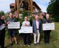 Bild: le
Freude und Dankbarkeit standen bei der Spendenübergabe von Erich Schieder am Glockenturm in Ellenbach im Mittelpunkt. Von links: Pfarrer Max Früchtl, Sebastian Reil, Kristina Schaller, Erich Schieder und Pfarrer Wilfried Römischer.