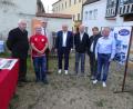 Bild: hm
Zahlreiche Ehrengäste gratulierten zum Vereinsjubiläum. Das Bild zeigt (von links) Schirmherr Albert Maier, zweiten Vorsitzenden Bernhard Weiß, Bürgermeister Richard Tischler, Lothar Derr vom FC Grünsfeld, Josef Lippert, Hermann Müller und SpVgg-Vorsitzenden Wolfgang Strehl.