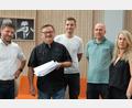 Bild: Hirsch
Die BI-Vertreter Iljana Kleidl, Alexander Lechner, Felix Prey und Franz Prey (von rechts) übergaben Bürgermeister Peter Neumeier (links) 1048 Unterschriften für ein Bürgerbegehren.
