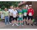 Bild: hme
Die teilnehmenden Mannschaft bei der Siegerehrung in Neudorf. Links Organisator und stellvertretender Vorsitzender Andreas Schärtl, rechts Vorsitzender Richard Zeiler.