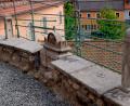 Bild: le
Ihren angestammten Platz haben die vier Fragmente früherer Grabdenkmäler des alten Simultanfriedhofes. Nach Anbringung des Metallgeländers und Sanierung des Bodenbereiches kann der Zugang rund um die evangelische Pfarrkirche St. Johannes Baptista wieder freigegeben werden.