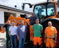 Bild: do
Nach der ersten Probefahrt freuen sich die Vertreter der Lieferfirma und die künftigen Nutzer über den vielseitig einsetzbaren neuen Kommunaltraktor der Marke Fendt.