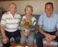Bild: adj
Seit 65 sind Johann und Lina Pöll verheiratet. Bürgermeister Ernst Schicketanz (rechts) überbringt Glückwünsche.