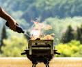 Symbolbild: Frank Rumpenhorst
Eine Stichflamme traf einen 24-Jährigen nachdem ein 20-Jähriger Spiritus in die glühende Holzkohle schüttete.