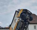 Bild: Freiwillige Feuerwehr Griesau
In Pfatter im Landkreis Regensburg ist ein Lastwagen umgekippt. Er ragte senkrecht neben einem Wohnhaus in die Höhe