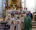 Bild: exb/Michaela Staufer
Pater Martin (vorne rechts) nahm Korbinian Blei und David Monath (erste Reihe) in die Schar der Fuchsmühler Ministranten auf. Andreas Trißl und Lena Scharf (letzte Reihe, Mitte) wurden für jeweils zehnjährigen Ministrantendienst geehrt.