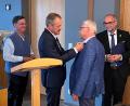 Bild: Ulrike Laupichler/exb
Das Bild zeigt von links nach rechts den neuen Präsidenten Dr.-Ing. Gerd Hartfeld, den scheidenden Präsidenten Otmar Ziesler, sowie die geehrten Mitglieder Dr.med. Friedrich Keller und Peter Scheitinger.
