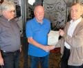 Bild: do
Seit 25 Jahren ist Anton Weidner (Bildmitte) Mitglied des Kapellenbauvereins. Es gratulierten Vorsitzender Bruno Uhl (rechts) und Stadtpfarrer Thomas Jeschner.