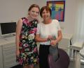 Bild: jr
31 Jahre und 9 Monate führte Dr. Patricia Höhn (rechts) ihre Zahnarztpraxis in Mitterteich, kürzlich erfolgte die Übergabe an Tochter Marie Höhn.