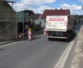 Bild: sei
Einer von Hunderten von Lastwagen täglich fährt durch die Hüttener Straße in Mantel. Bei deren Anwohnern ist der Wunsch nach einer Ortsumgehung am sehnlichsten.