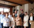 Bild: flt
Besonders stolz war Oma Ingrid Sailer (Vierte von rechts) bei der Geschäftsübergabe ihres Friseursalons an ihre Enkelin Romy Heindl (Vierte von links). Zur Neueröffnung in der altbewährten Adresse gratulierten neben Familie und Freunde auch Berufsschullehrerin Ingrid Wolkersdorfer (rechts) und Bürgermeister Lothar Müller (hinten Mitte).