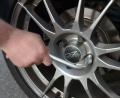 Symbolbild: Peter Steffen/dpa
Vier Radmuttern wurden am Auto einer 40-Jährigen gelöst. Die Frau bemerkte die Tat noch rechtzeitig.