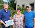 Bild: fmt
Bürgermeister Thomas Meiler überreicht das Hausnamenschild an Familie Lurtsch. Ihre Hofgeschichte bis 1585 ist darauf zusammengefasst.