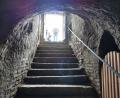 Bild: Portner
Die steile Treppe führt in einen Oberviechtacher Felsenkeller, dessen Gänge auf drei Ebenen etwa 65 Meter lang sind.