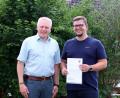 Bild: lep
Bürgermeister Jürgen Kürzinger wünscht dem neuen Integrationsbeauftragten Jan Wiltsch alles Gute für sein Ehrenamt.