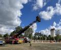 Bild: mor
Im Korb der Feuerwehr-Drehleiter, dem „Cherrypicker“ gab Oberst Danbeck dem Neuen einen ersten Überblick über seinen künftigen Wirkungsbereich.