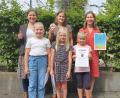 Bild: Max-Josef-Grundschule/exb
Corinna Loewert (hinten von links), Silke Kick und Kerstin Bayerl zusammen mit den geehrten Schülerinnen (vorne von links): Paula Ertl, Luisa Gassner sowie Sophie Galiev (nicht auf dem Foto ist Karlotta Heckmann).