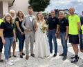 Bild: mor
Das Ja-Wort vor Gott gaben sich in der Gmünder Kirche Kristina und Johannes Stauber. Auf dem Kirchplatz gratulierten unter andern die Volleyballer der SV Grafenwöhr und die Stadtratskollegen der CSU.