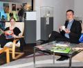 Bild: Dagmar Williamson 
Im 80er-Jahre Wohnzimmer lässt es sich gut Teetrinken: Museumsleiterin Julia Riß und ihr Stellvertreter Michael Herzog haben sich eine Pause verdient. Heimlicher Beobachter ist Bud Spencer - und all die anderen Stars von den Supernasen bis zu Mad Max.