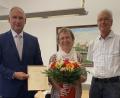 Bild: sei
Monika Puff (Mitte) begeht ihr 40-jähriges Dienstjubiläum im Rathaus. Stefan Diedl (links), geschäftsführender Beamter, und Bürgermeister Richard Kammerer (rechts) gratulieren mit Urkunde und Blumen.