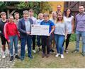 Bild: Martina Richthammer-Luber/exb
Spendenübergabe: 1000 Euro gehen nach dem Landkreislauf von EMZ an die Tafel Nabburg.