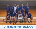 Bild: Thomas Gebele
Stolz präsentieren die Schüler der Dreifaltigkeits-Mittelschule ihre Bronzemedaille (stehend von links): David Schmeller (6b), Lenny Kulke (7a), betreuender Lehrer Thomas Gebele, Ibo Issa (6a), Andre Krause (7b), Tim Oberndorfer (8c), (sitzend von links) Dominik Koller (7b), Leo Cario (6a), Rus Juqi (7a), Nourallah Alshaas (6a) und Luai Khalaf (6b).