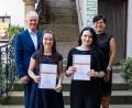 Bild: ABG GmbH Ina Wobker/exb
Maria Wazl aus Eslarn (links) und Sandra Lintl aus Moosbach (rechts) gehören zu den besten Bank-Azubis in Bayern. Darauf sind nicht nur sie selbst stolz, sondern auch Vorstandsmitglied und Direktor Robert Stahl sowie Ausbildungsleiterin Sandra Wildenauer-Näger von der Raiffeisenbank Neustadt/WN-Vohenstrauß.