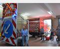 Bild: jr
Die Handhabe des neuen Verkehrssicherungsanhängers der Feuerwehr Mitterteich erklärte Peter Rink (links), Gebietsleiter der Herstellerfirma Horizont.