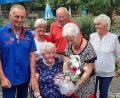 Bild: R. Kreuzer
AWO-Vorsitzende Hilde Zebisch gratuliert Christa Wladika zum 100. Geburtstag. Auch Freunde aus Weiden kamen, um mit Nichte Marion Herbig (Zweite von links) und der Familie zu feiern.