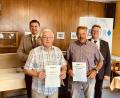 Bild: CSU-Ortsverband Teunz/exb
Landrat Thomas Ebeling (links), und Ortsvorsitzender Adolf Hammer (rechts) überreichten Erwin Biersl (Zweiter von links) und Josef Baumer (Dritter von links) die Ehrenurkunde.