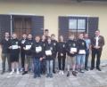 Bild: adj
Die erfolgreichen Jungschützen (von links) Schützenmeister Christian Reichl, Leopold Käß, Timo Stich, Bastian Ach, Jonathan Imhof, Elia Thoma, Vinzent Käß, Toni Plödt, Lukas Fischer, Emma Wieder, Stefan Kallmeier, Noah Leicht, Jugendleiter Anton Vogl und Sportleiter Stefan Kummer.