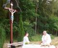 Bild: u
Auf Initiative der Weiherer Dorfgemeinschaft wurde das „Rote Kreuz“ am Blaubergweg restauriert. Der Abschluss der Sanierung wurde mit einem von Stadtpfarrer Johann Hofmann zelebrierten Feldgottesdienst, der Segnung des Kreuzes und einem gemütlichen Beisammensein gefeiert.