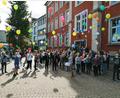 Bild: Manuela Borkowski/exb
Beim Schnuppernachmittag am Luisenburg-Gymnasium stiegen auch bunte Luftballons mit Wünschen fürs neue Schuljahr in den Himmel.