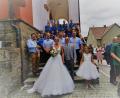 Bild: gz
Eine große Abordnung des TSV gratuliert Madeleine Forster und Christoph Brenner nach der kirchlichen Trauung.