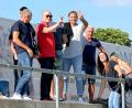Bild: Werner Franken
Peace, Freunde: Hannes Beer (links), der ehemalige Sportliche Leiter, und Ex-Trainer Andreas Scheler ließen sich den Bayernliga-Auftakt der SpVgg SV Weiden bei der DJK Gebenbach nicht entgehen.
