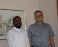 Bild: ads
Pfarrer Markus Brunner (rechts) freut sich, mit Kaplan Suresh Babu Kanumuri aus Indien erstmals einen Kaplan aus der Weltkirche in St. Georg Amberg begrüßen zu können.