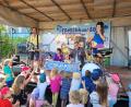 Bild: hir
Beim einem fulminanten Konzert begeisterten "Rodscha aus Kambodscha" (links) und "Tom Palme" (rechts) die zahlreichen Kinder und deren Eltern. Bürgermeister Richard Tischler (knieend rechts) und Kindergartenleiterin Gabi Schönberger (knieend links) musste auf der Bühne in der Badewanne "Edith" Platz nehmen.