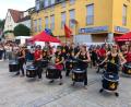 Bild: mis
Die Trommlergruppe Jalapeños Percussion heizte den Besuchern auf dem Wernberger Marktplatz mit Trommelrhythmen ein.