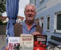 Bild: Portner
Stolz präsentiert Autor Manfred Hirschleb beim Besuch in der NT-Redaktion Oberviechtach seine Trilogie der Oberpfälzer Psychothriller.